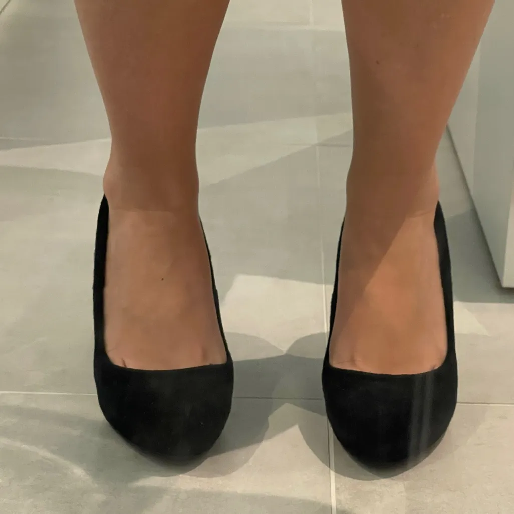 Steve Madden women size 5.5 black suede alike closed shoes kitten heel - Image 3