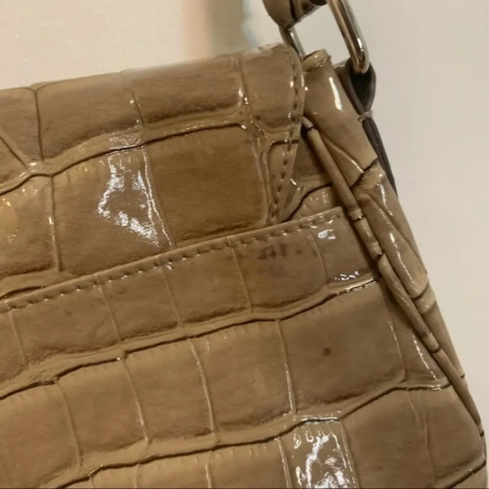 Logo stamp flap gator Liz Claiborne shoulder bag. - Image 8