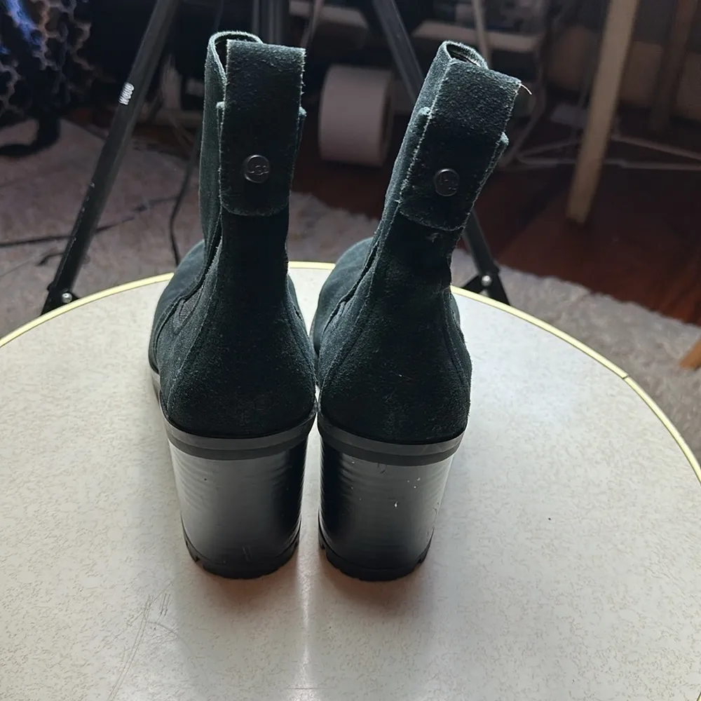 UGG Hazel Waterproof Chelsea Ankle Boots Black
Size 9 Lightly Used - Image 4
