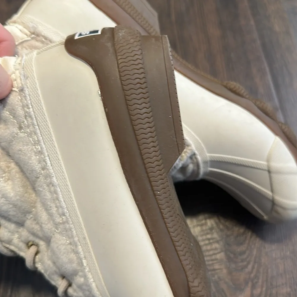 Woman’s cream sperry boots size 6.5 - Image 6