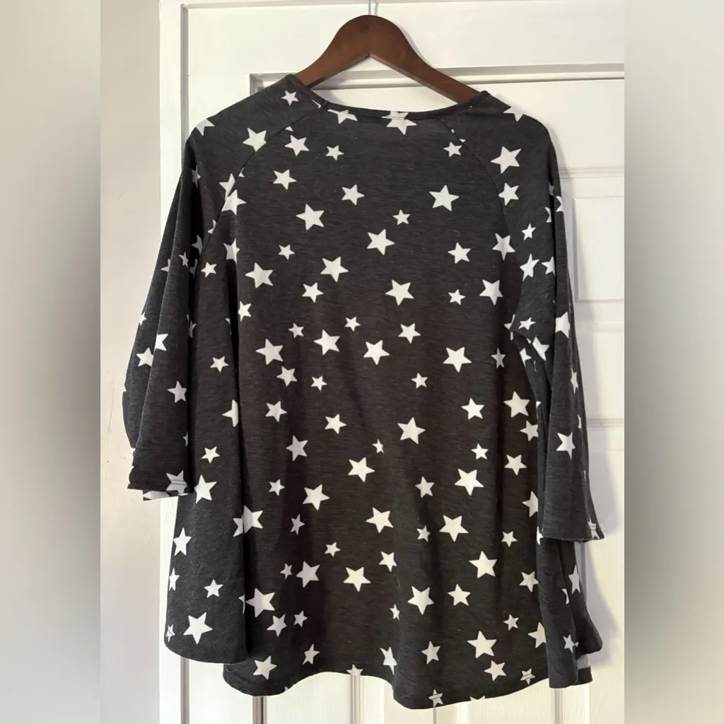 Kim & Cami Charcoal Star‎ Pattern Long Sleeve Top Size 1X EUC Black - Image 2