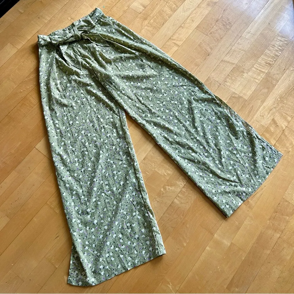 SHEIN Floral, Wide, Split Leg Flowy Pants, Matching Belt, Green, White, Size XS - Image 2