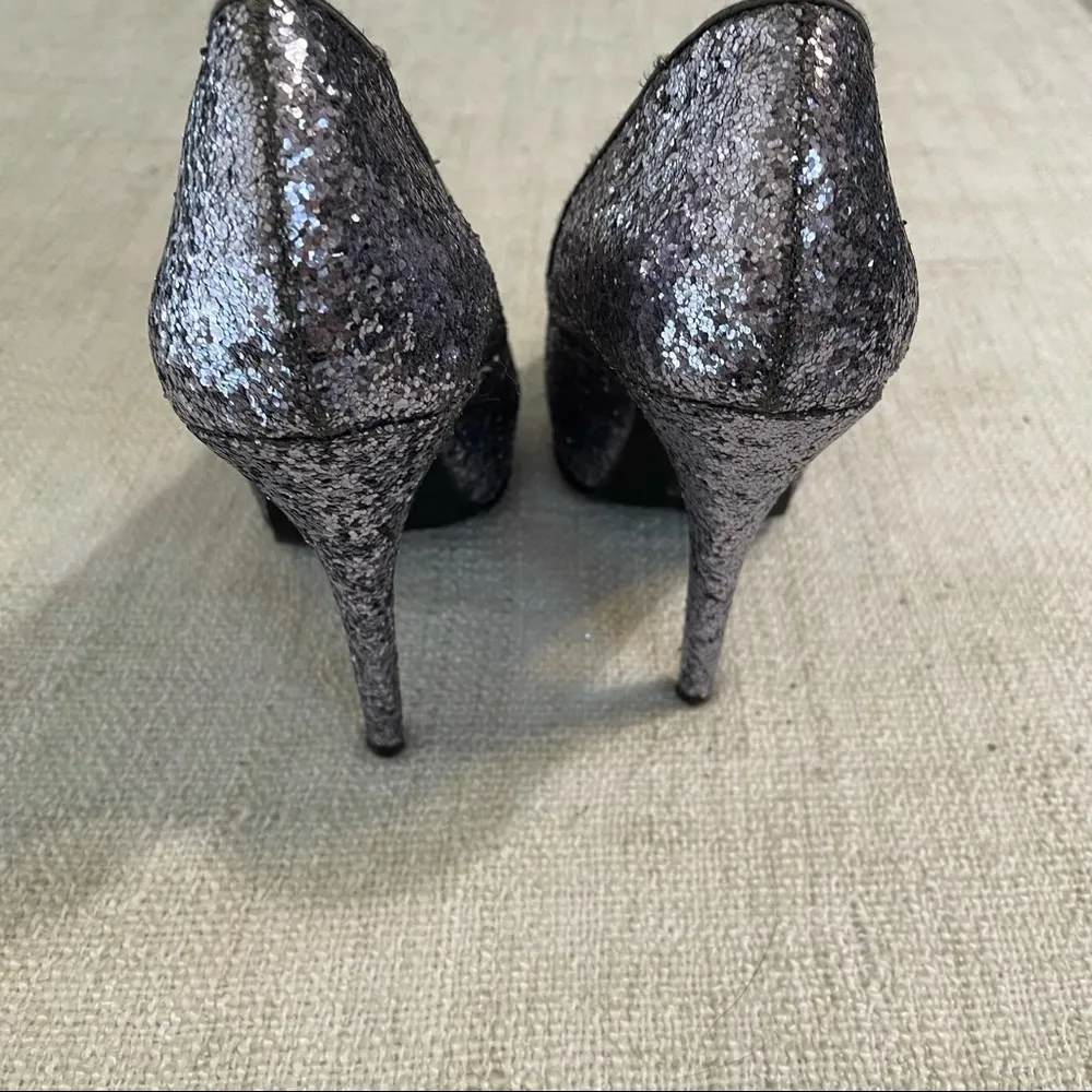 Vera Wang White Collection Open Toe Silver Glitter Heels Size 7 - Image 4