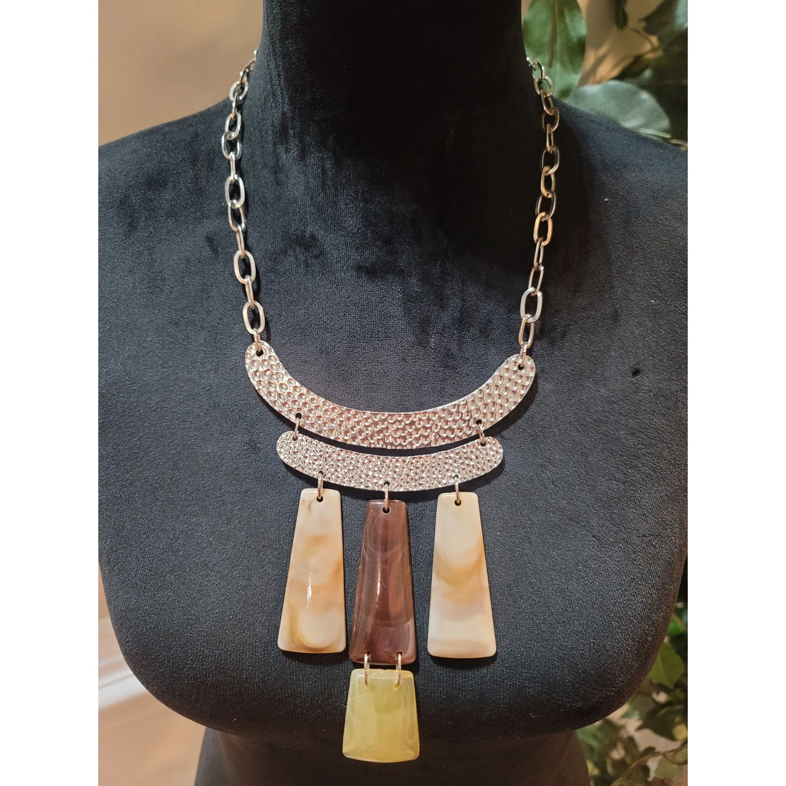 Women's Statement Necklace With Hammered Metal Bars Resin Pendants Lobster Clasp Brown - Image 2