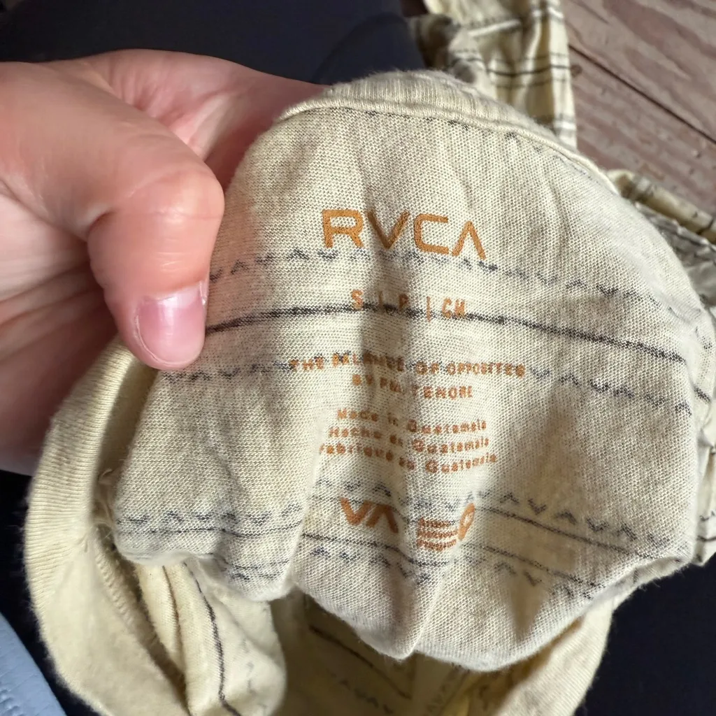 RVCA long sleeve shirt size small - Image 3