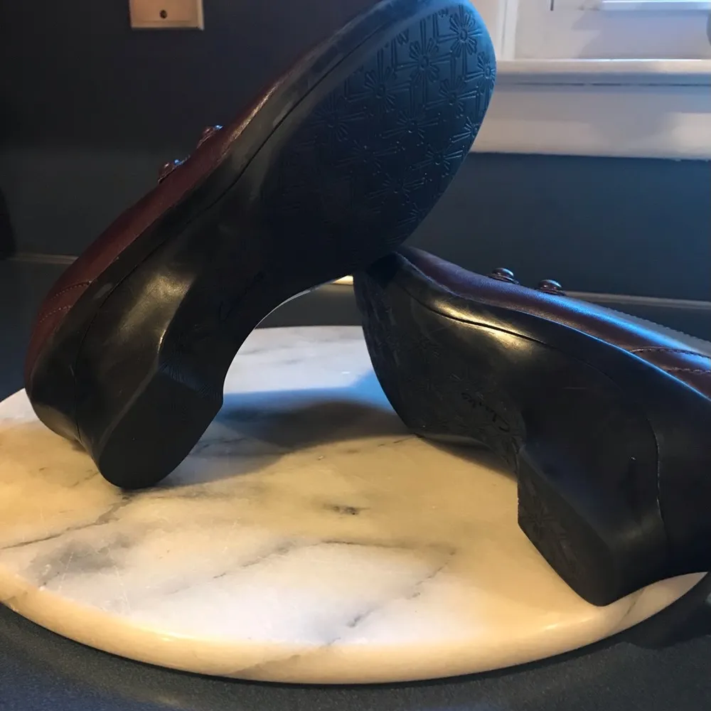 Clarks Casual Slip-On Round Toe. Brown /Red Leather Walking Loafers Sz 9. - Image 8