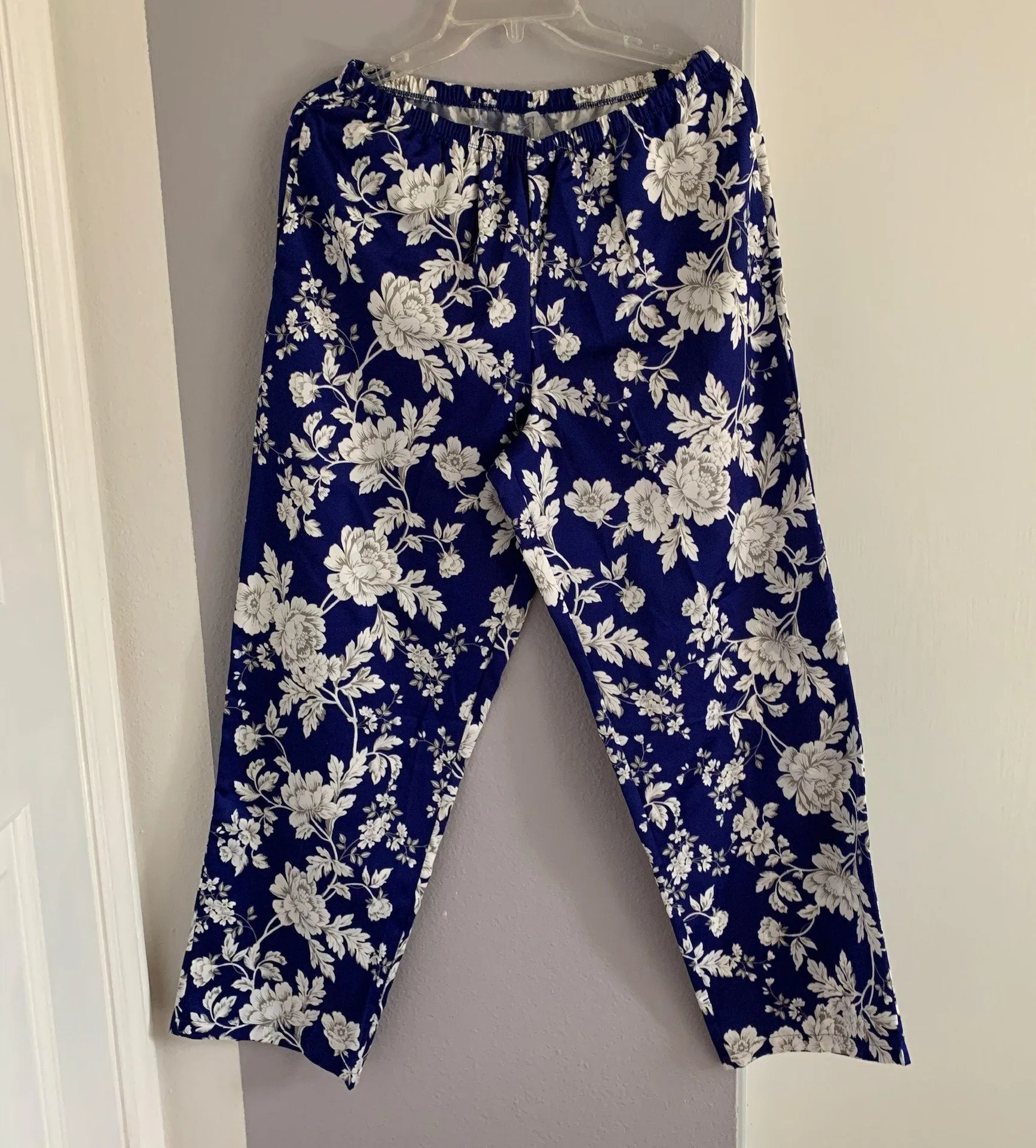 2-Piece Notch Collar Top and Pants Pajama Set - Image 7