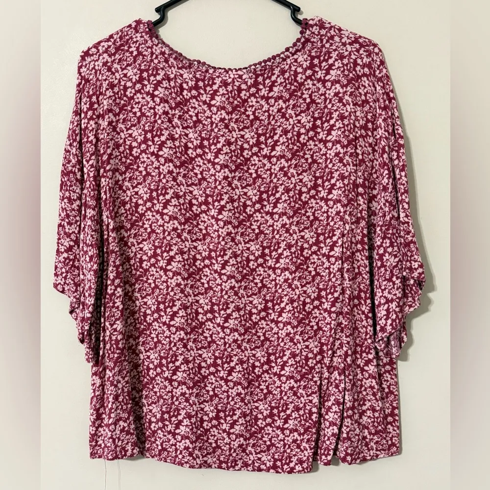 LUQ size large burgundy pink floral pullover faux Button - Image 3