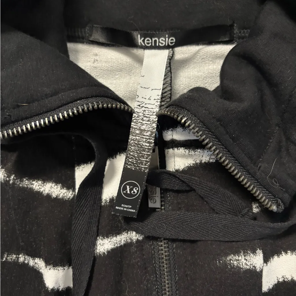 Kenzie dress NWT  in a versatile print Features a modern funnel/cowl Nemo - Image 4