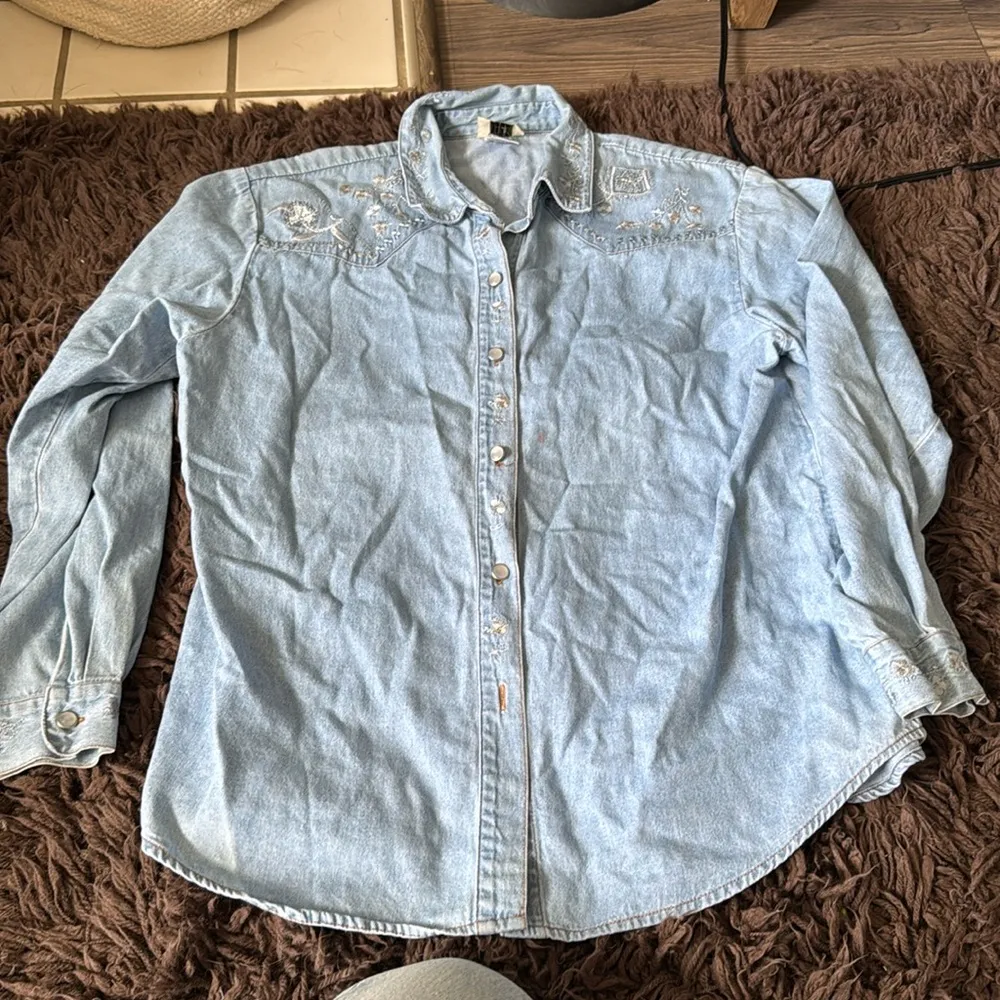 Vintage Denim western floral pearl snaps Long Sleeve shirt XL petite Blue Size undefined - Image 4