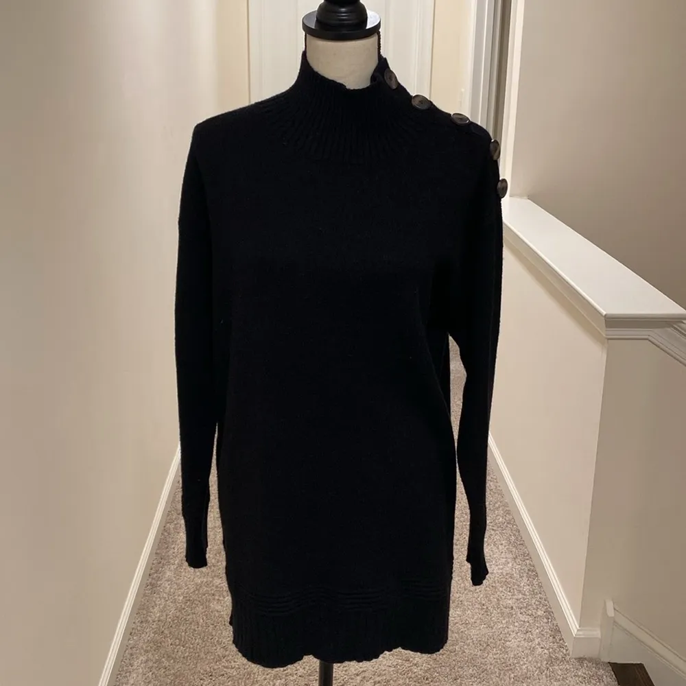 Anthropologie Margarita black turtleneck sweater Botton Shoulder Size Medium - Image 3