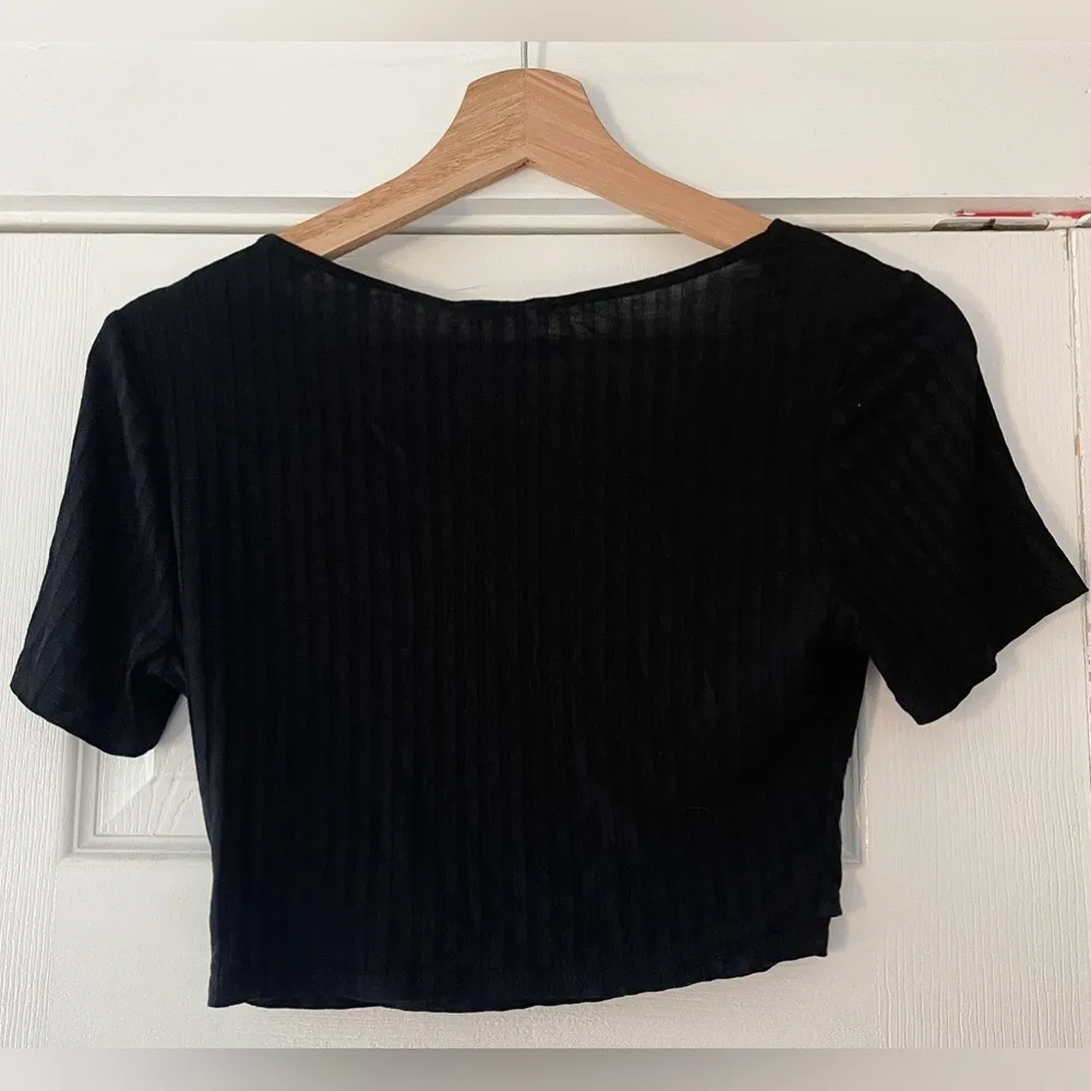 Krisa Twist Front Crop Top Black Tee‎ Size XS Ribbed NWT - Image 2