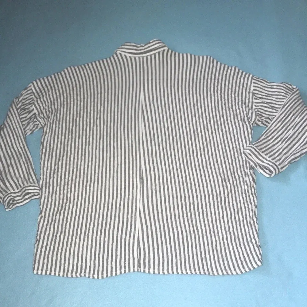 MAX STUDIO striped gray and white collared 3/4 button up sleeves textured size S - Image 2