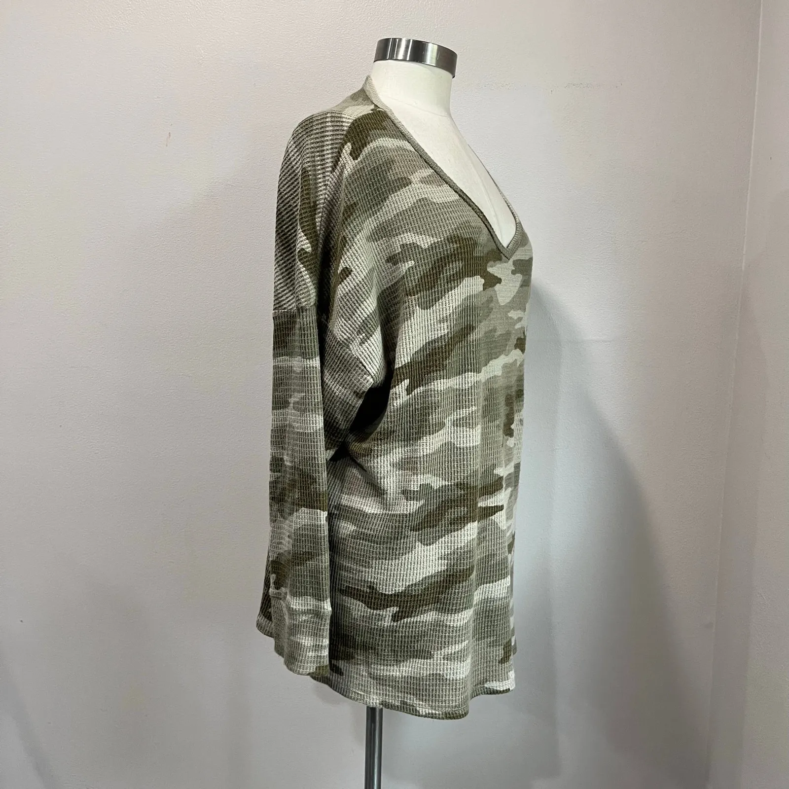 American Eagle Camo Waffle Thermal Top Size XL V Neck Long Sleeve Cozy Fall - Image 2