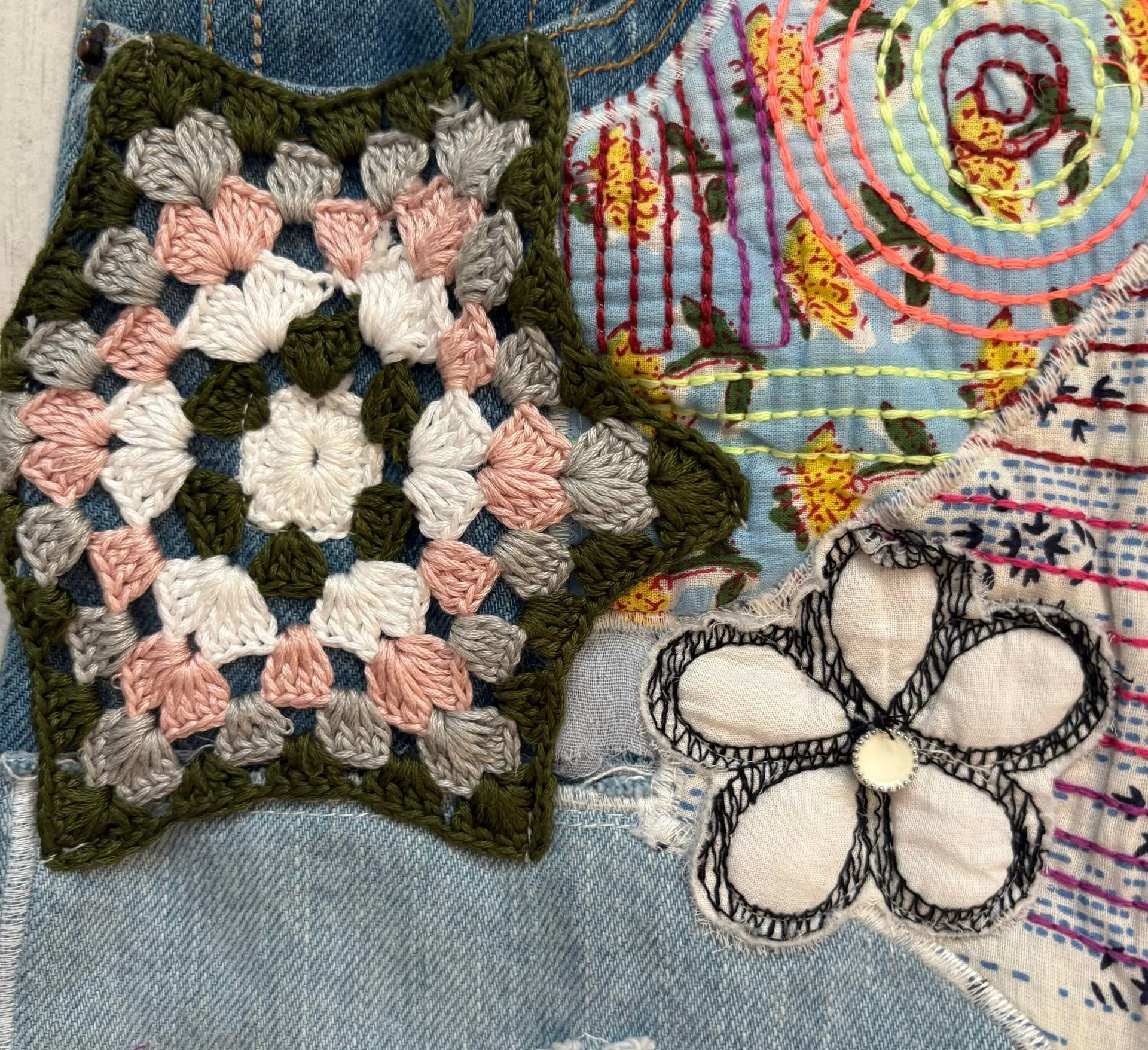 Urban Outfitters Bootcut Jeans Patchwork Crochet Flowers Sz 25 Boho Flared - Image 4