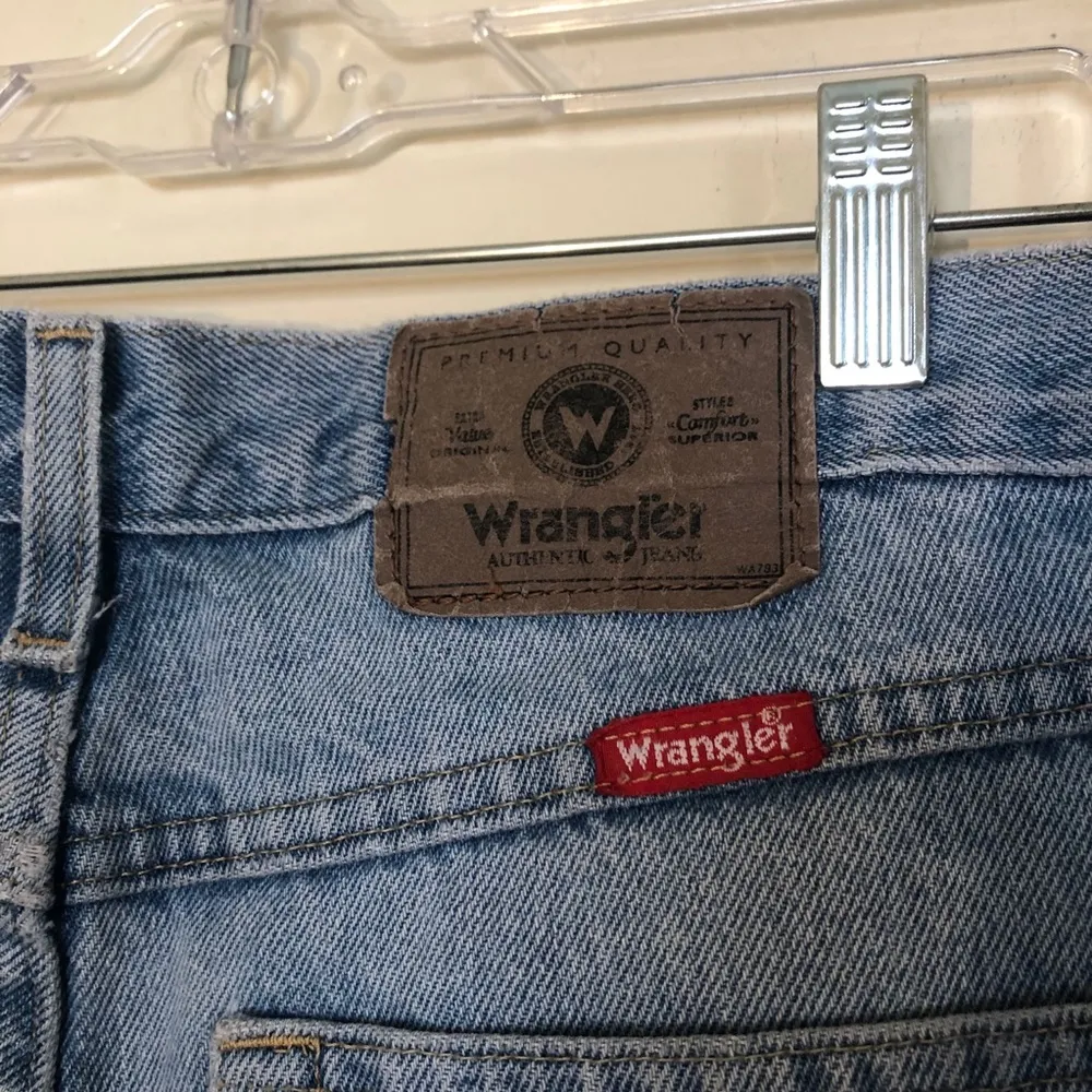 Wrangler Raw Hem High Waisted Crop Jeans - Image 3