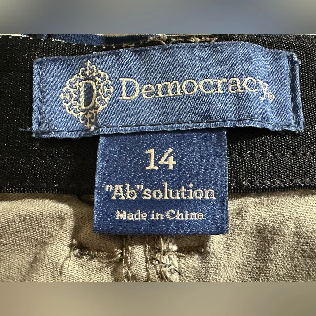 DEMOCRACY cropped cargo khaki pants size 14 stretchy - Image 8