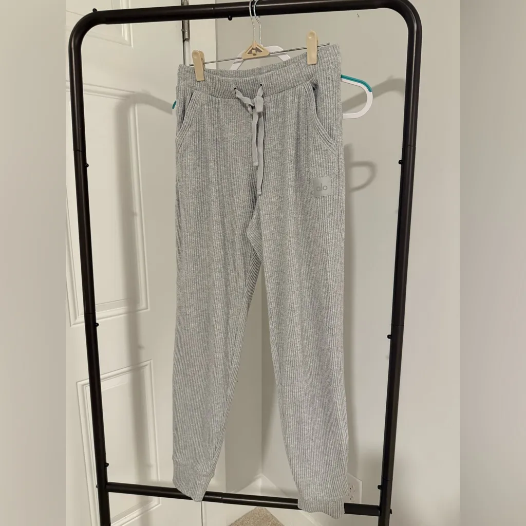 Alo Yoga Muse Sweatpant in Grey - Image 4