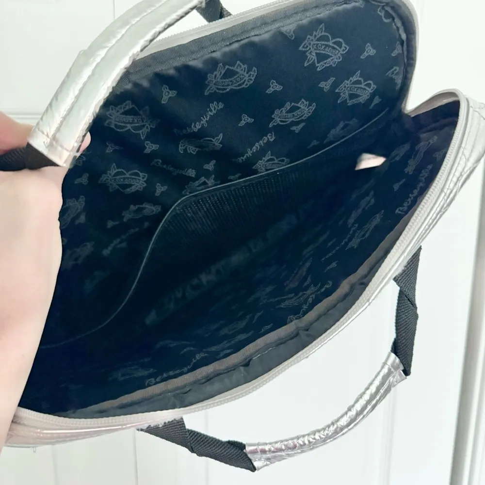 Betsey Johnson Vintage Rare Betseyville Silver Metallic Laptop Bag - Image 6