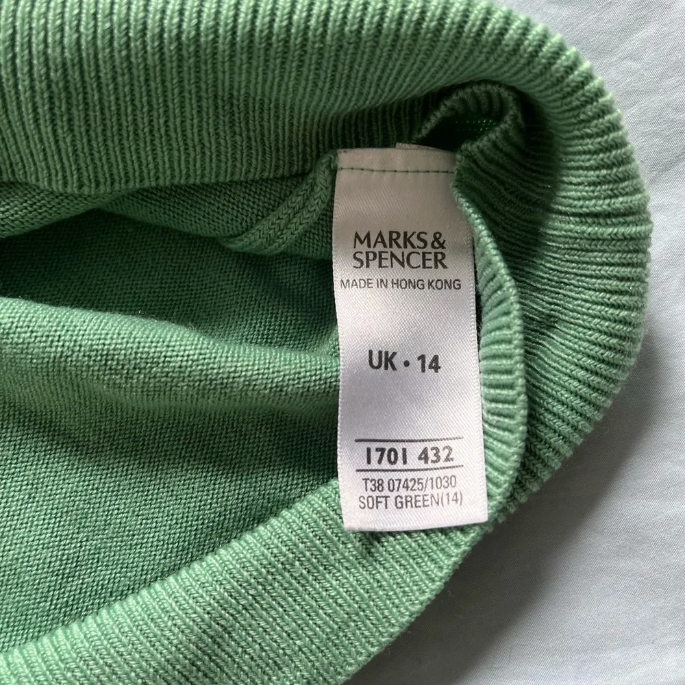 Marks & Spencer pastel green v neck sweater Size undefined - Image 3