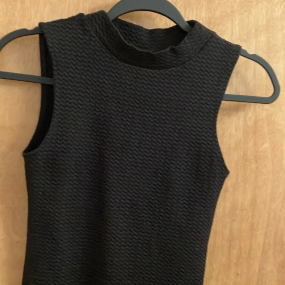 Black textured sleeveless mock neck cropped top woman’s size xtra small - Image 3