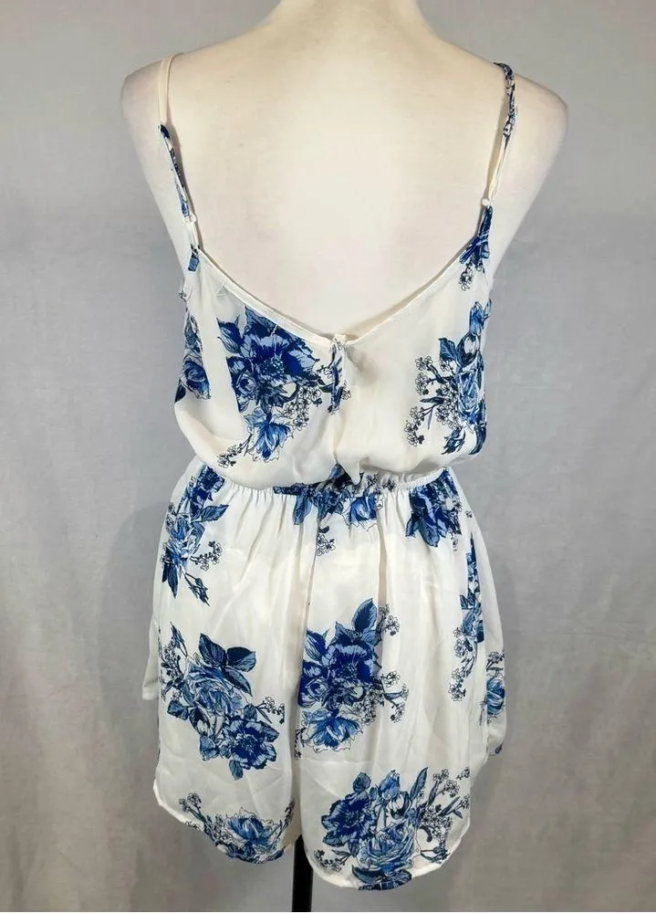 Trixxi white and blue floral romper size medium - Image 3