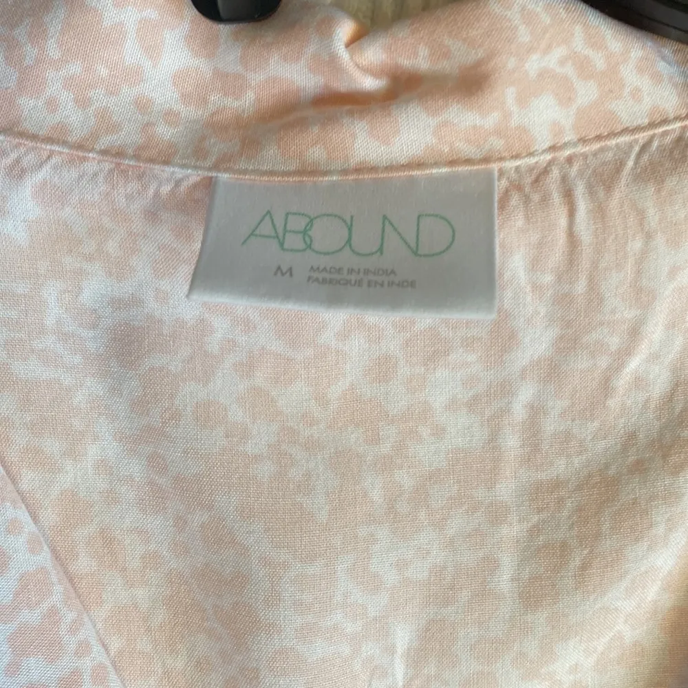 NWT Pink and White Abound Cropped Blouse - Image 2