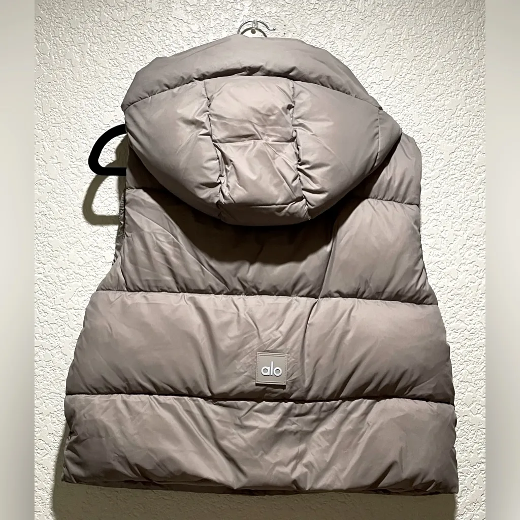 ALO Yoga NWT Gold Rush Puffer Vest Cropped Jacket on Light Cocoa Color Size M - Image 8