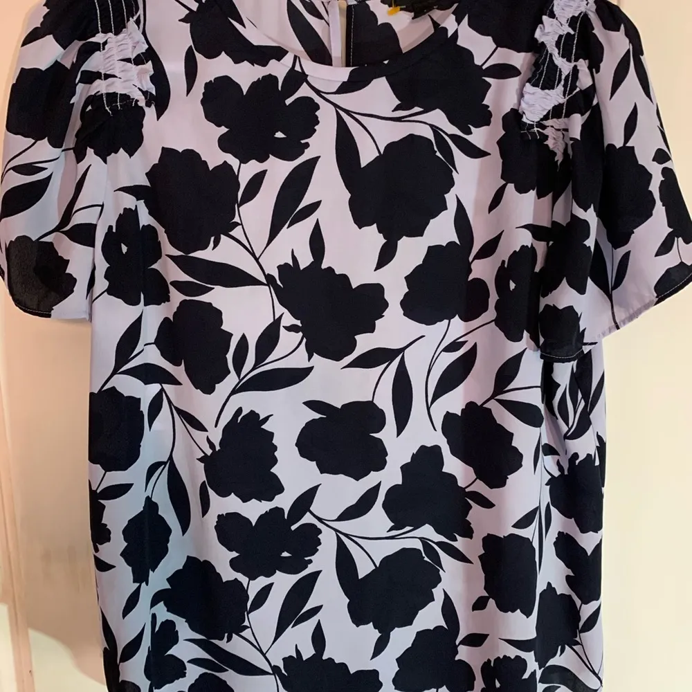 Ann Taylor blue floral short sleeve blouse SzS - Image 4