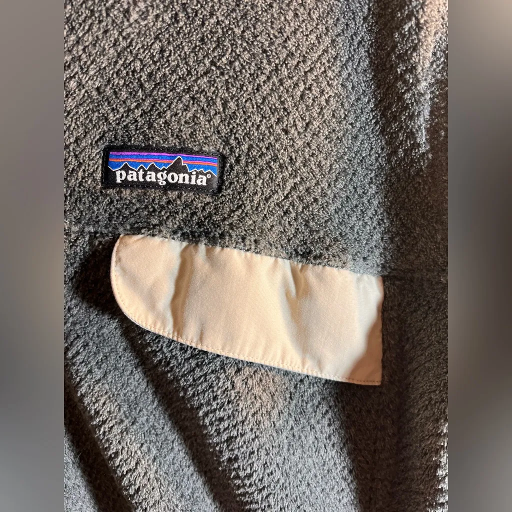 Patagonia women’s size LG 1/4 snap PolarTec in Gray and Cream pockets unisex - Image 2