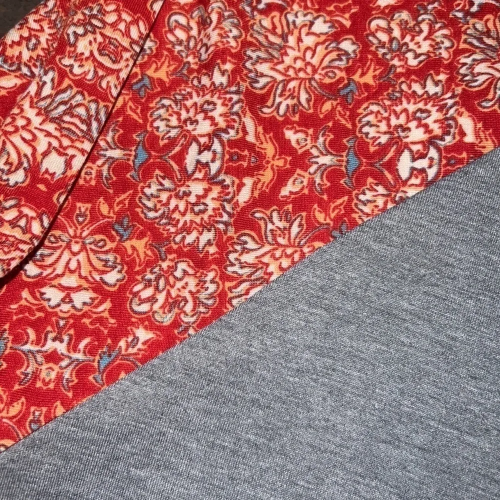 LuLaRoe Baseball Tee Gray Red Floral Print Raglan‎ Sleeve Women's Size L - Image 3