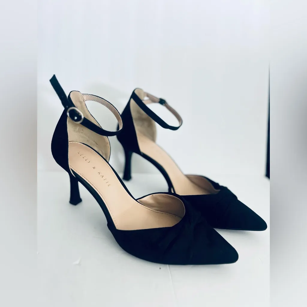 Kelly & Katie Emagray Pumps in black.  Size 9 - Image 9