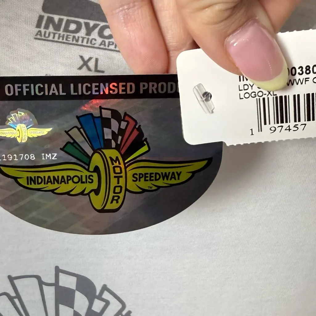 Indianapolis Motor Speedway White Short Sleeve Scoop Neck Graphic Tee size XL - Image 5