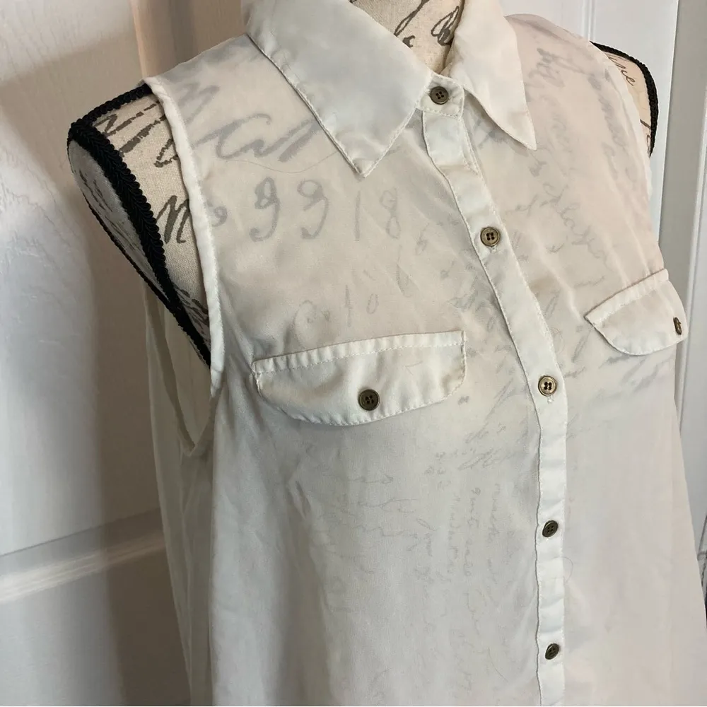 Eyelash Boutique Sleeveless Blouse Size L - Image 2