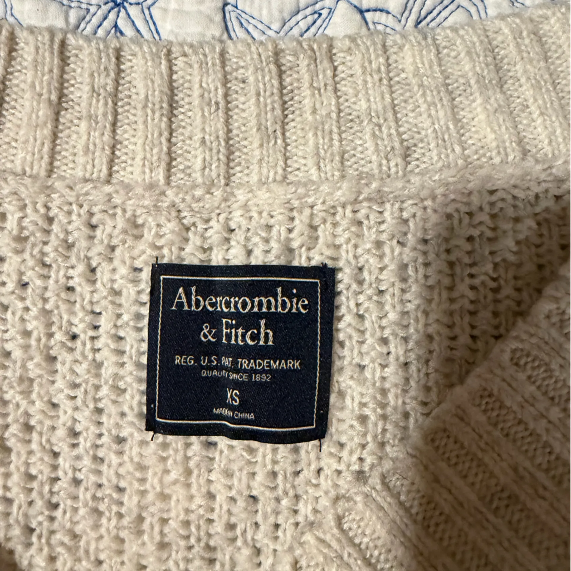 Abercrombie and fitch sweater xs - Image 2