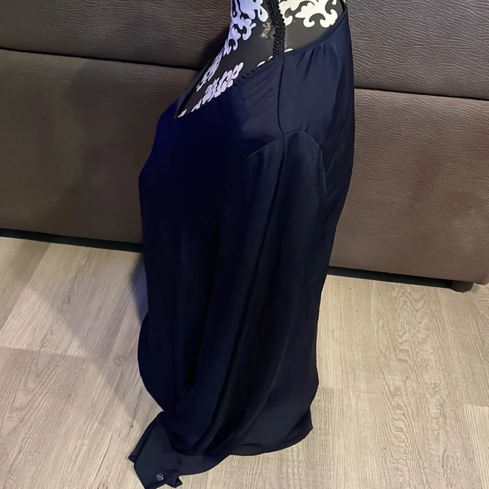 LORD & TAYLOR Navy Blue V-Neck Blouse Size Small - Image 3