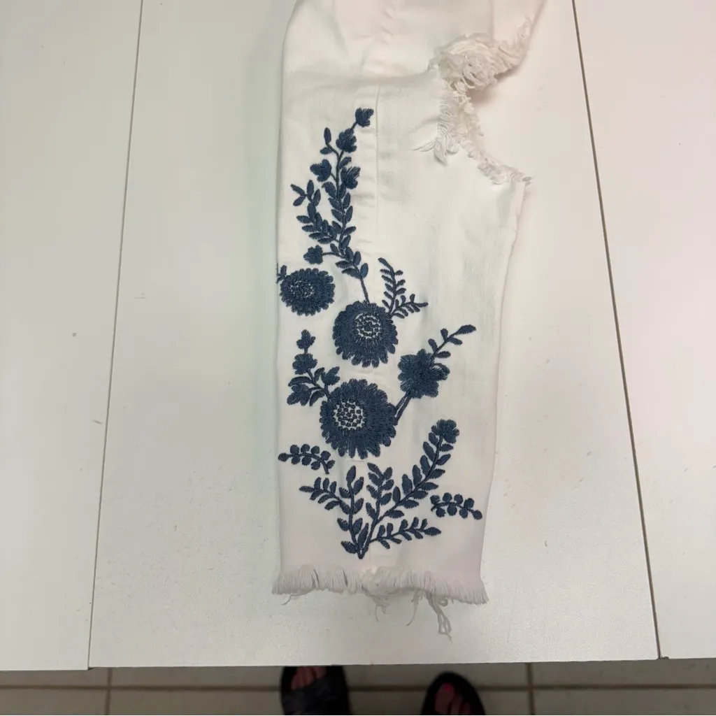 Abercrombie Fitch Harper Low Rise Ankle White Distress‎ Floral Embroidered Sz 27 - Image 6