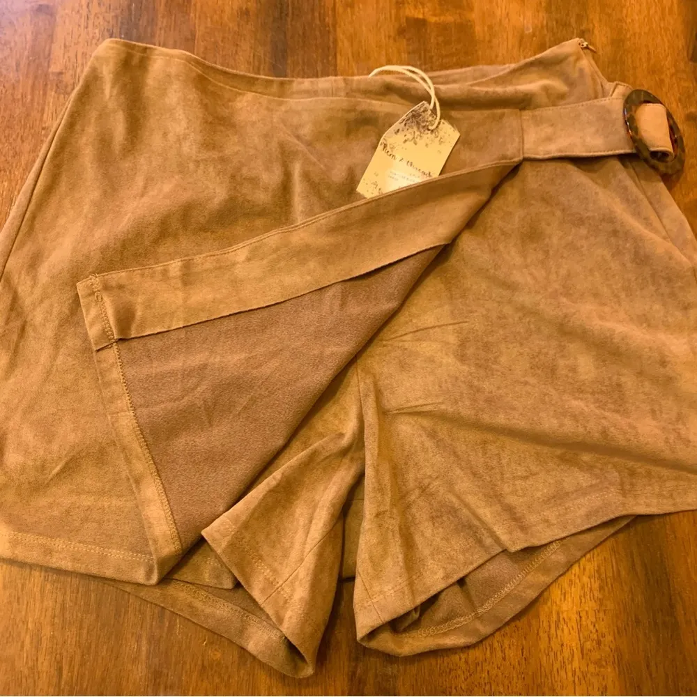 Hem & Thread NWT Large Camel Wrap Skorts with Suede Texture and Tortoise Buckle - Image 4