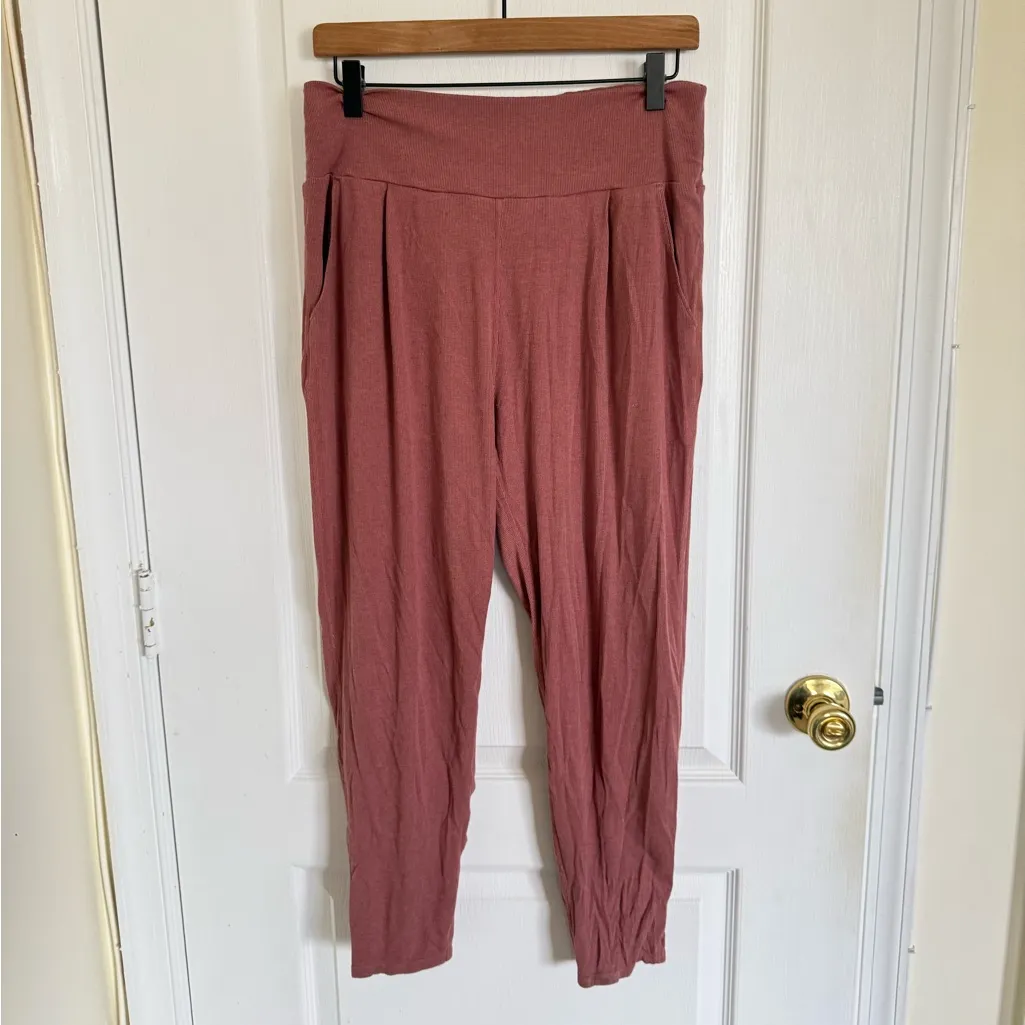 Vuori Pose At Ease Pant Ultra Soft Performance Rib Mid Rise Rosewood Heather - Image 3
