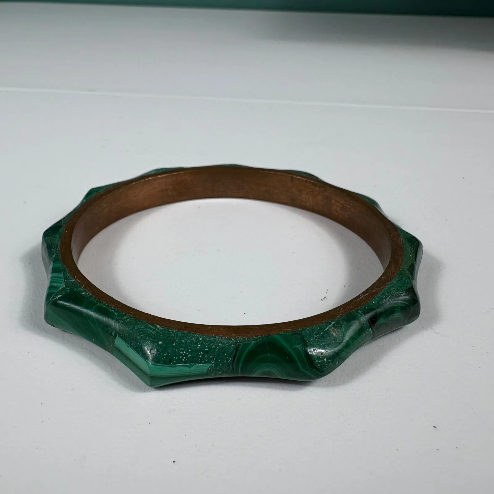 Vtg‎ Brass Bangle Bracelet w Faux Malachite Resin Faceted Edge Art Deco Revival Green - Image 3