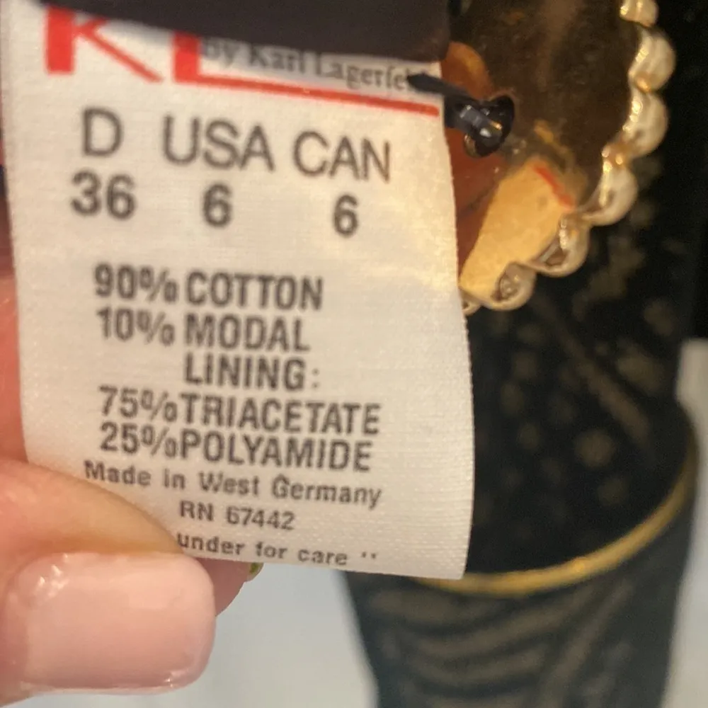 Karl Lagerfeld printed black and gold velvet jacket and skirt suit. Size 6. EUC. - Image 8