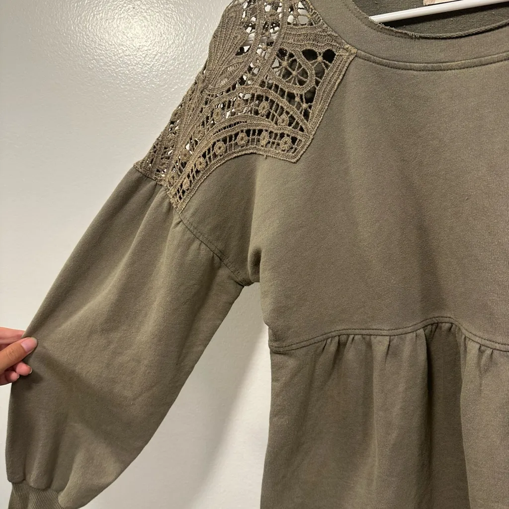 Altar'd State  Olive Crochet Accent sweater Sweatshirt Size small! - Image 3