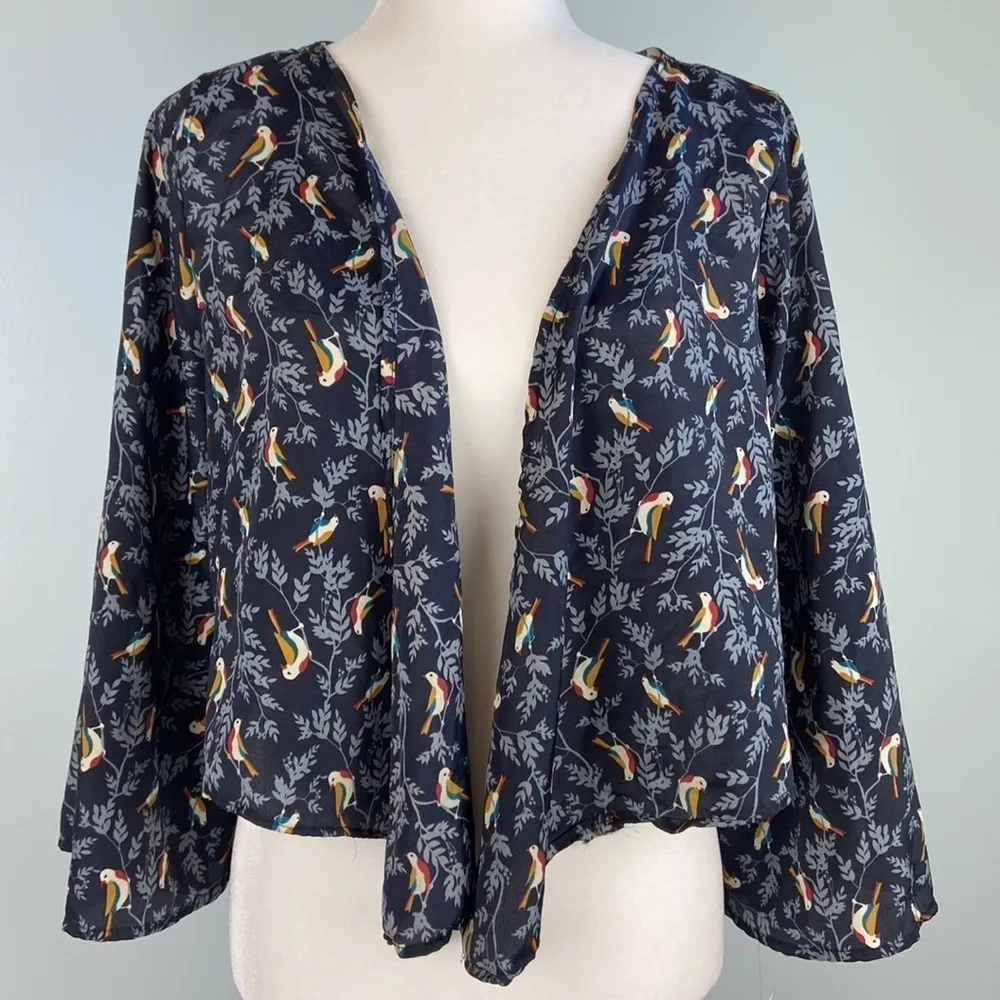 NWT Tropical Bird Floral Wrap Blouse Lightweight Cropped Bell Sleeves Size Large Blue - Image 3