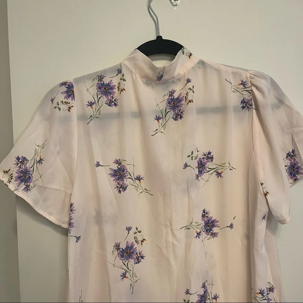 One Clothing Cream and Purple Floral Print Blouse with Neck Tie Size Medium - Image 7