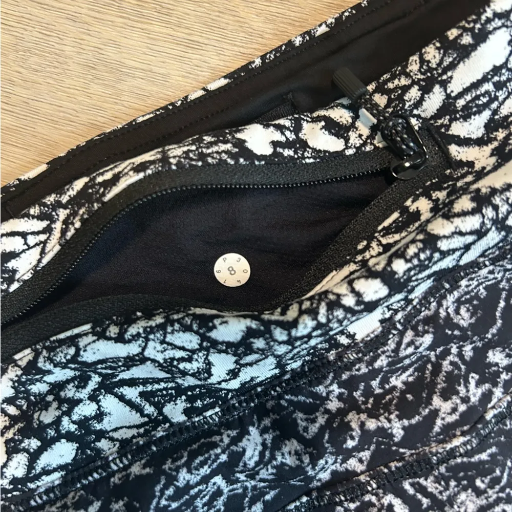 Lululemon Skirt/Skort Size 8 - Image 7