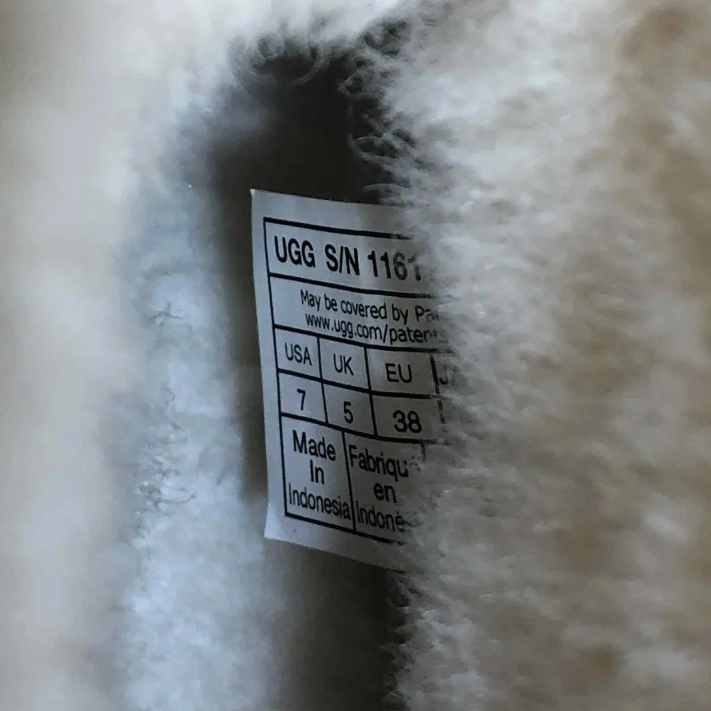 UGG Classic Short Crescent Chestnut - Image 10