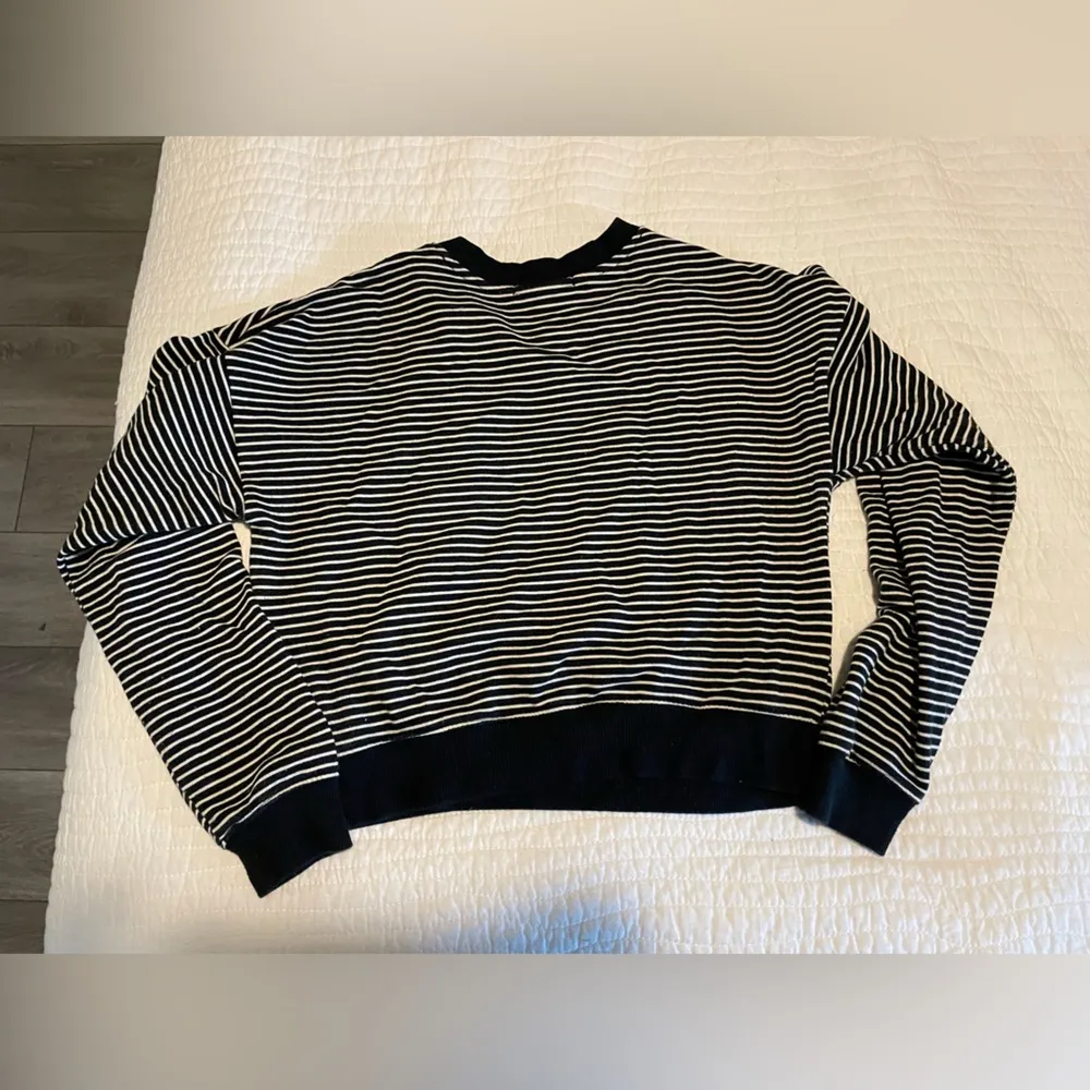 Forever 21 Navy Striped Cropped Sweater - Image 3