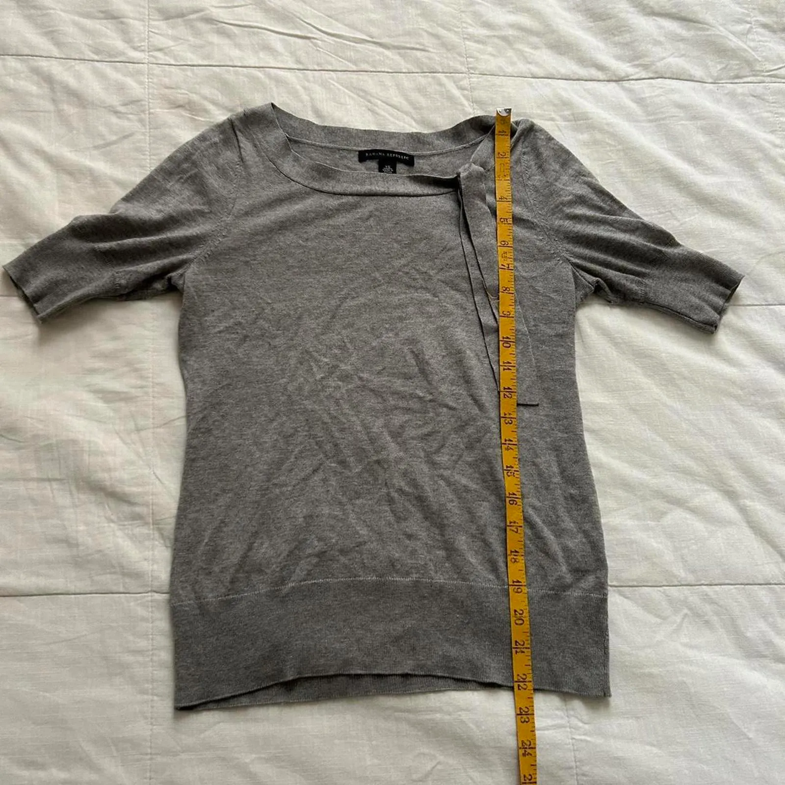 Banana Republic silk blend knit Grey short sleeve blouse with bow detail Size xs - Image 6