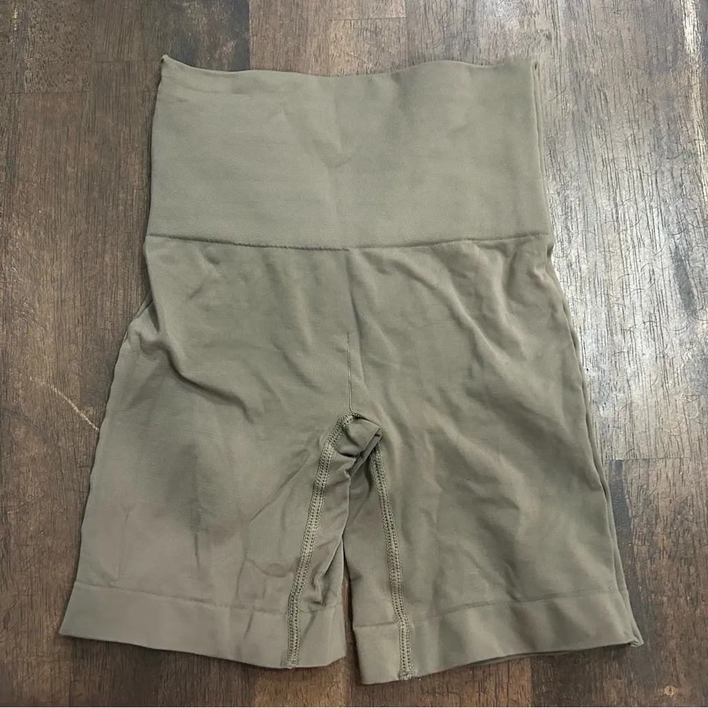 Skims Soft smoothing shorts army green XXS - Image 2