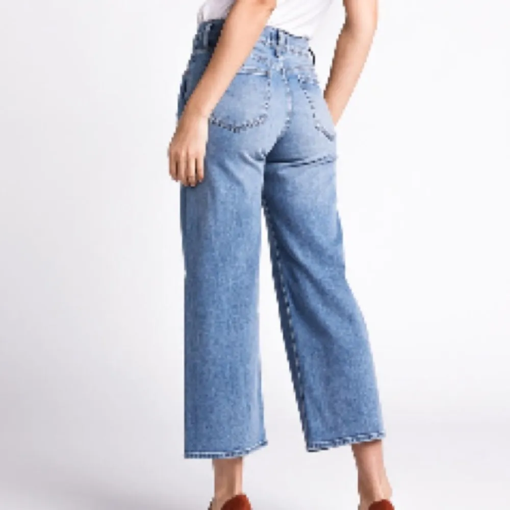 Silver Go Wide Crop. EUC Size 29. Cropped length 26 - Image 5